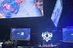 开云体育官网-FLY横扫RNG，Bin打出惊人五杀成都决赛之夜2:0（釜山）