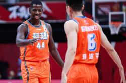 开云体育在线-天津队横扫广州队，王哲林带队取胜的简单介绍