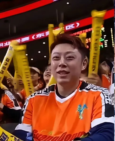 线上直播中，球迷们为自己支持的球队加油助威