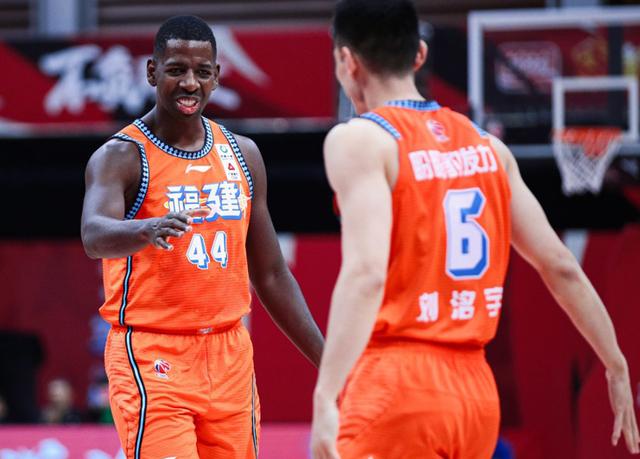 天津队横扫广州队,王哲林带队取胜的简单介绍 天津队横扫广州队,王哲林带队取胜的简单介绍