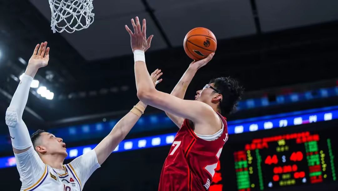 天津队横扫广州队,王哲林带队取胜的简单介绍 天津队横扫广州队,王哲林带队取胜的简单介绍