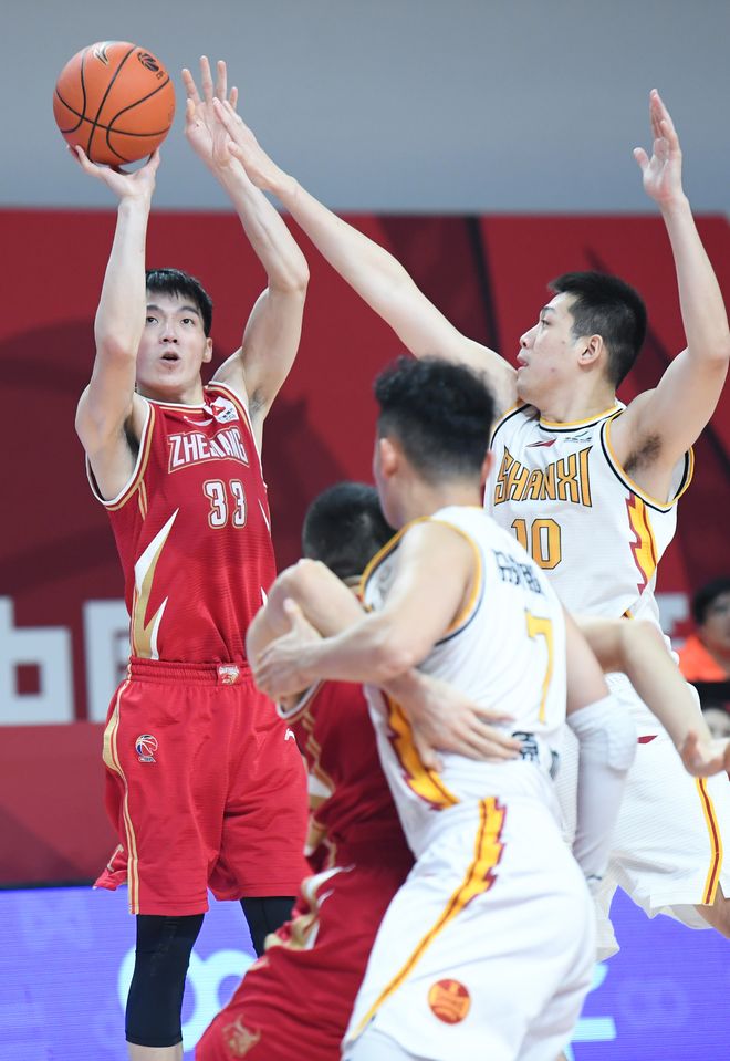 上海队轻取广东队,戈贝尔关键制胜 上海队轻取广东队,戈贝尔关键制胜